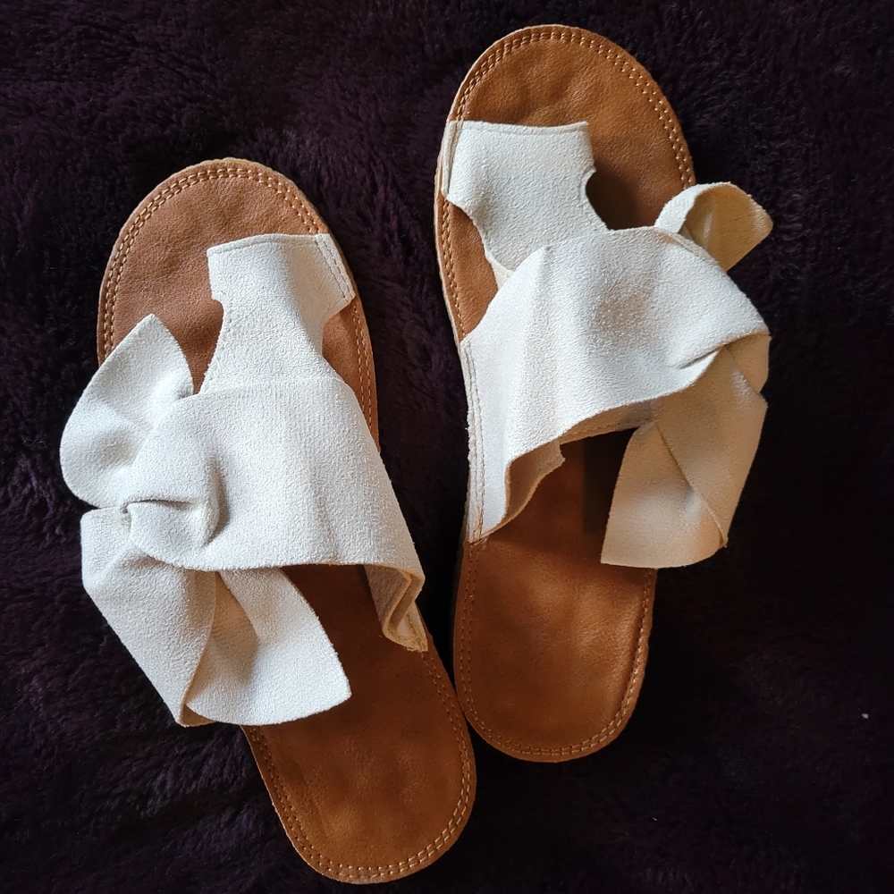 NWOT. Knotted toe-strap slide.  Never been worn!